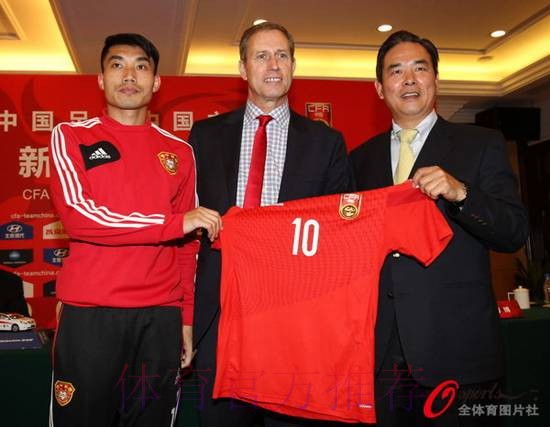 佩兰正式出任中国男足主教练 蔡振华赠送队服